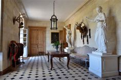 Vestibule du château de la Ferté St Aubin.